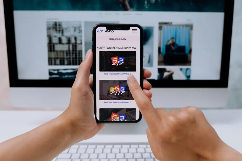 Kobieta przegląda strony na iPhone