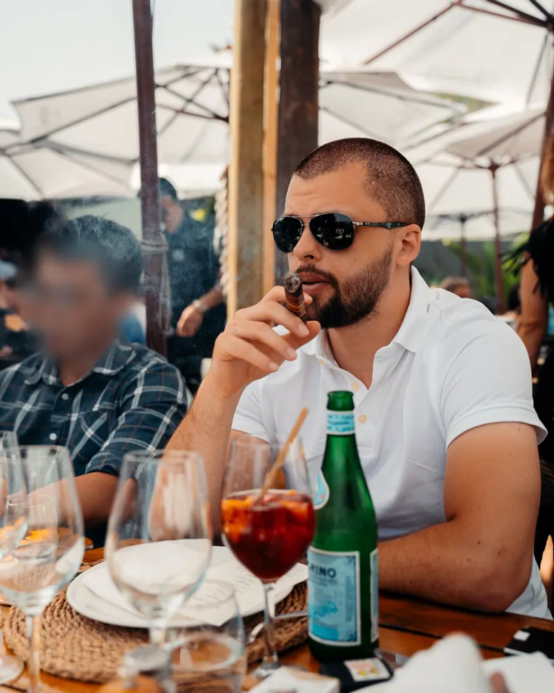 Majek przy stoliku z cygarem