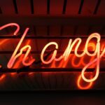 Neonowy napis "change"